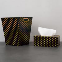 سلة مهملات مع علبة مناديل منقط لون أسود وذهبي