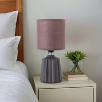 أباجورة طاولة أنيقة مع إضاءة خافتة