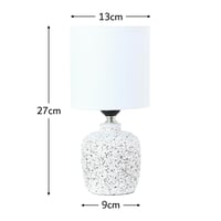 أباجورة طاولة أنيقة مع إضاءة خافتة