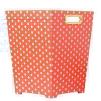 سلة مهملات مع علبة منديل لون برتقالي وأبيض