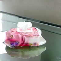 مناديل مبللة برائحة الورد العطرة