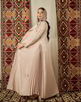 عباية بيج كتان بأكمام مطرزة فاخرة