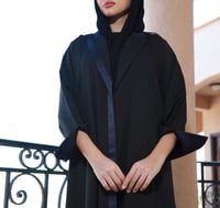 عباية سوداء كريب بياقة رسمية تفته باللون الكحلي لف