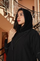 عباية سوداء كريب مطرزة بخيوط بيضاء