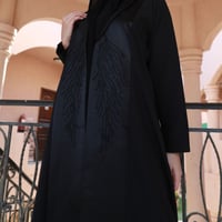 عباية سوداء كريب فاخرة بتطريز أمامي أسود