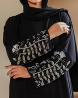 عباية سوداء كريب فاخرة بتطريز فضي من الأكمام