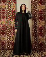 عباية سوداء كريب فاخرة بتطريز فضي من الأكمام