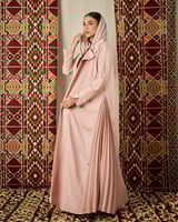 عباية وردية كتان بأكمام مطرزة فاخرة