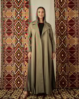 عباية زيتي كتان بأكمام مطرزة فاخرة