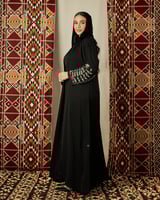عباية سوداء كريب فاخرة بتطريز فضي من الأكمام
