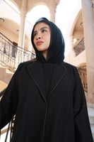 عباية سوداء كريب مطرزة بخيوط صفراء