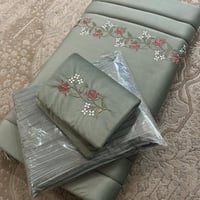 طقم سجادة صلاه بتطريز مع شرشف صلاة كسرات وغلاف مصح...