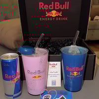 كوب ريدبول مضيء لون وردي مع غطاء ومصاص