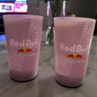 كوب ريدبول مضيء لون وردي مع غطاء ومصاص