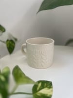 كوب قهوة باللون السكري