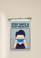 علبة مع كمام