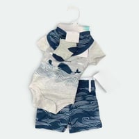 طقم من اربع قطع بودي سوت وشورت مع جوارب ومريلة طعا...