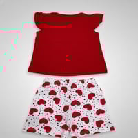 طقم اطفال من قطعتين تي شيرت وشورت بطبعة قلوب صغيرة...