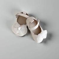 حذاء أطفال صندل ابيض مع فيونكة