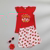 طقم اطفال من قطعتين تي شيرت وشورت بطبعة قلوب صغيرة...
