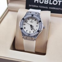 ساعه هوبلت نسائي ابيض مع كامل الملحقات