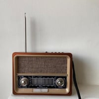 راديو السبعينات مع اضاءة جانبية