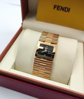 ساعة فندي نسائي مقاس32 مع كرت الماركة وعلبة وكامل...