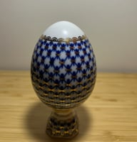 بيضة خزفية مزخرفة