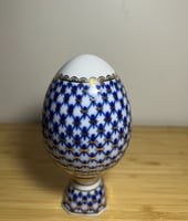 بيضة خزفية مزخرفة