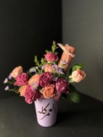 كوب قهوة مع ورد شوكلاته