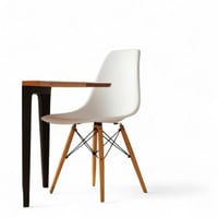 كرسي بتصميم عصري بقاعدة خشبية