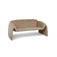 كنبة "أوريانا" الانسيابية المخملية لون بيج غامق