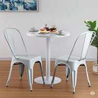 طاولة وكرسيين