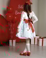 فستان مخطط مع قلوب حمراء مع اكسسوار الشعر