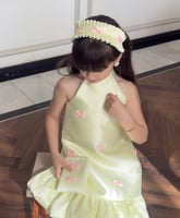 فستان تفاحي مزين بالفيونكات مع شنطه واكسسوار شعر