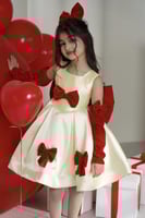 فستان ليموني مع فيونكات مخمليه مع اكسسوار الشعر