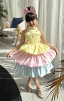 فستاان بالوان زاهيه مع اكسسوار شعر