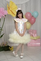 فستان مزين بالفراشات مكشكش مع اكسسوار شعر