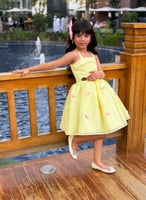 فستان بألوان زاهيه بلمسات مميزه من الفيونكات