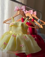 فستان بألوان زاهيه بلمسات مميزه من الفيونكات