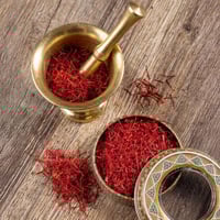 اوقيه من الزعفران+ ١٠ قرام مجاناً + نجر مجاناً