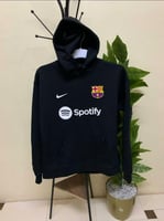 هودي نادي برشلونة بتصميم رياضي أنيق