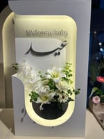 استاند خشب مع الاضاءه والورد ذهبي او فضي ٩٠ في ٥٠