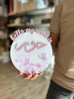 لوحة تعريفية اكريليك مع استيكر