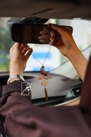 تعليقه سياره يد مع القلب