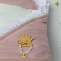 بروش الأسم مع التاج واللؤلؤ