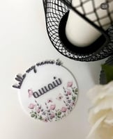 لوحة تعريفية اكريليك مع استيكر