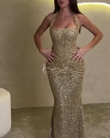 فستان ذهبي فخم بتصميم لامع أنيق