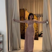 فستان سهرة فاخر بلون بيج وردي بتصميم أوف شولدر مطر...