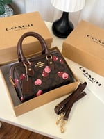 شنط كوتش مرسومه بالكرز